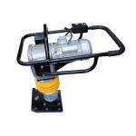 O compactador de Solo à Percussão SPET modelo RM80 foi especialmente projetado para atender as necessidades de preparação de pisos em obras, com ótimo desempenho em solos soltos e de cascalhos. Seu potente motor 3.000W permite a compactação de gran