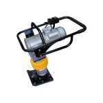 O compactador de Solo à Percussão SPET modelo RM80 foi especialmente projetado para atender as necessidades de preparação de pisos em obras, com ótimo desempenho em solos soltos e de cascalhos. Seu potente motor 3.000W permite a compactação de gran